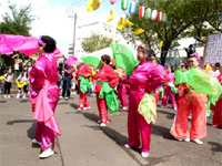 色鮮やかな衣裳で外国の踊りを披露