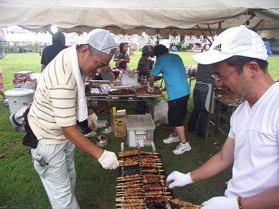 「ヤキトリ」も手慣れたもの