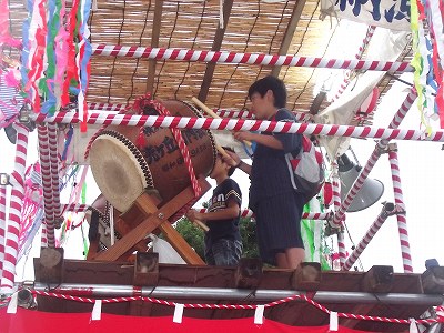 壇上で太鼓をたたく子どもたち
