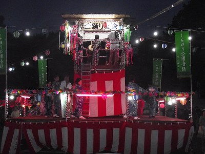 舞台では踊りの先生たち