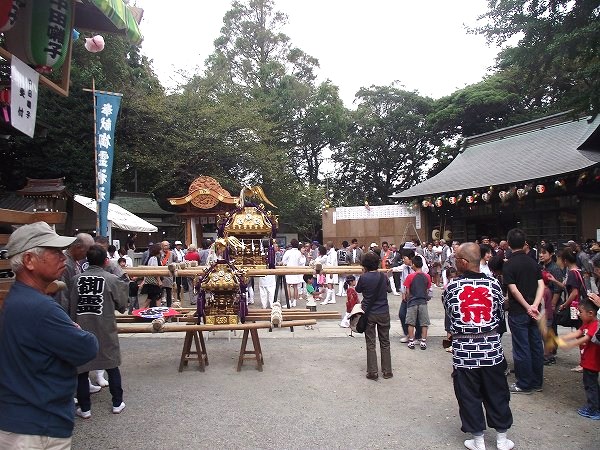 神前に並んだ大小の神輿と山車
