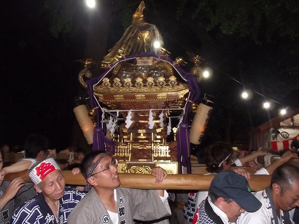 神社に到着してぐるぐる回る御神輿