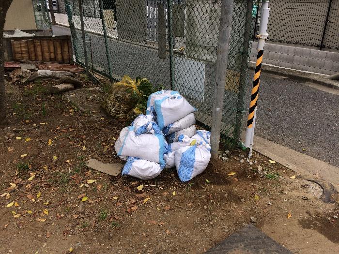 集められた汚泥袋