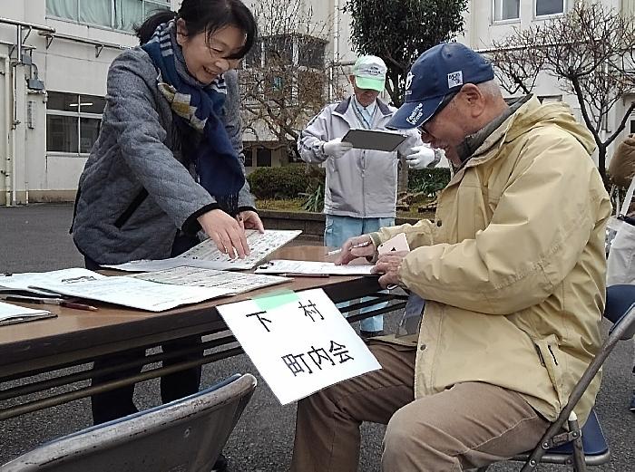 避難者カードに記入する会長