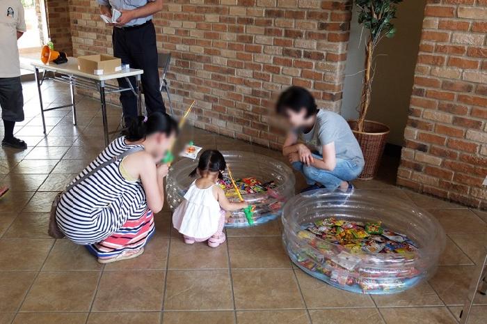 お菓子釣りを楽しむ親子
