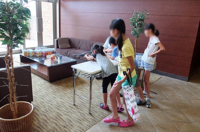 射的に夢中な子供達