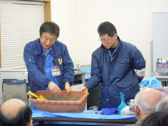 生ゴミの土壌混合法の実演