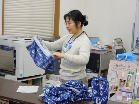 風呂敷の包み方指導