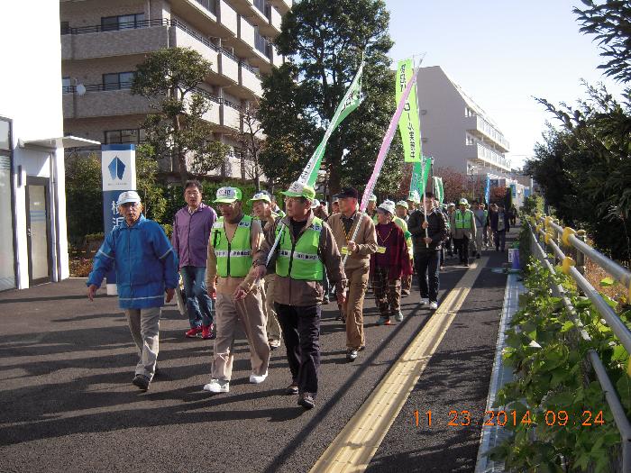 銀行横のパトロール