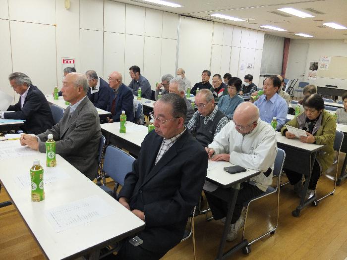 質疑応答を熱心に聞く