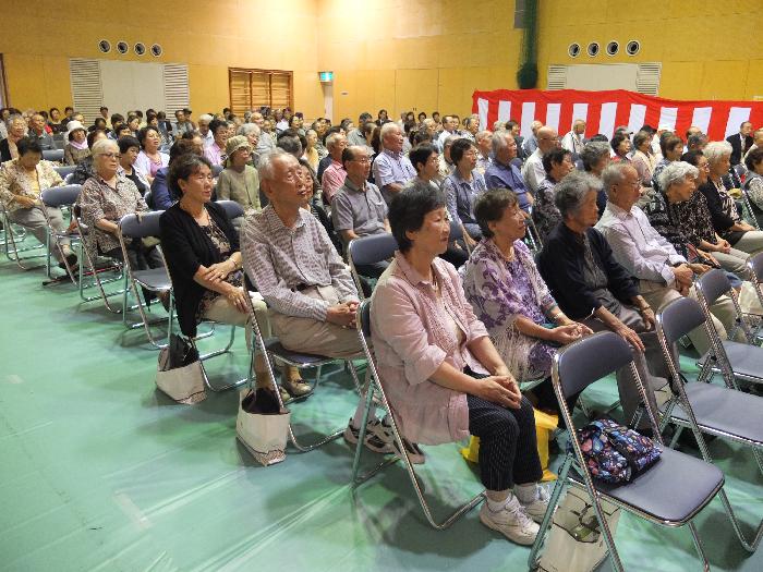 演目を楽しむ皆さん