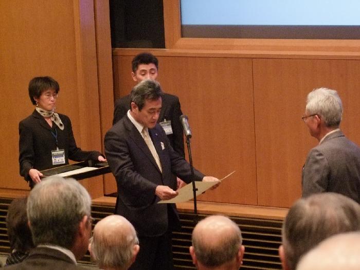 表彰を行う副市長