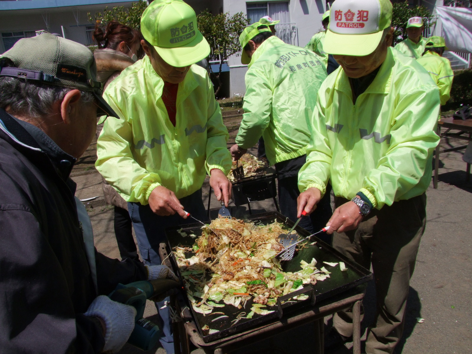 男性陣による焼きそば作り