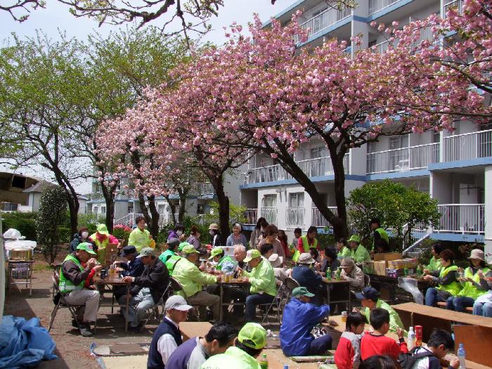 満開の八重桜に見守られて