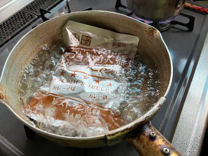 カレーを温めます。