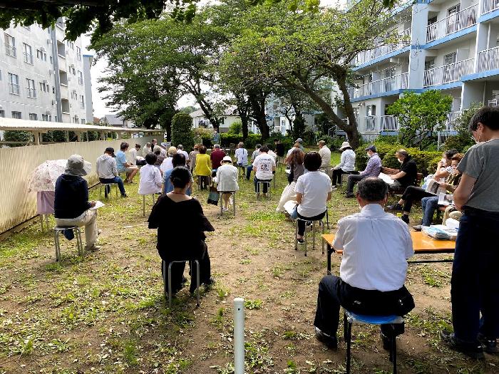 広い屋外での会合