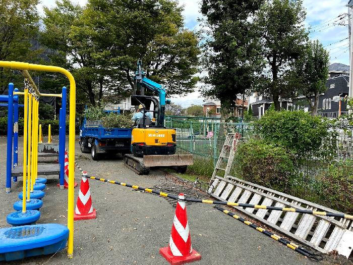 機械を入れて除草作業