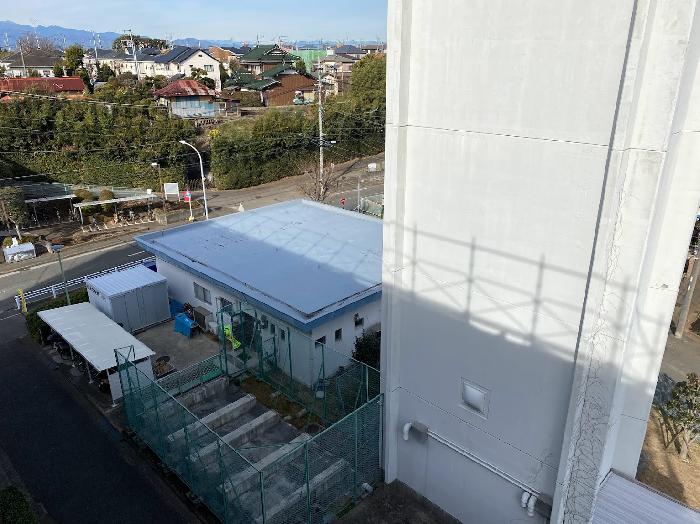 集会所が小さく見えます。