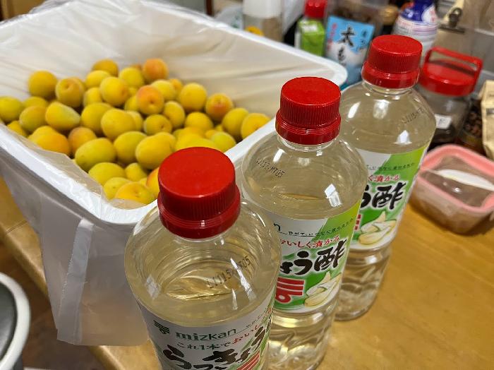 容器に梅とラッキョウ酢を入れます。