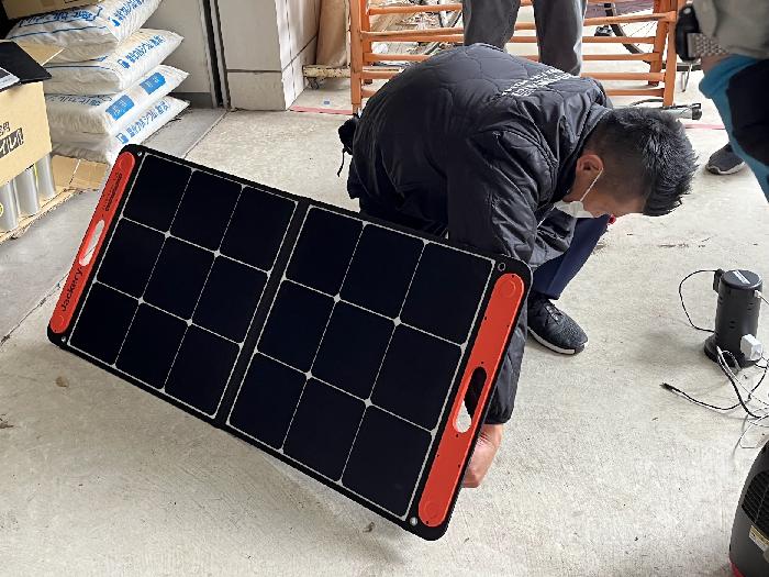 太陽パネルでスマホ充電