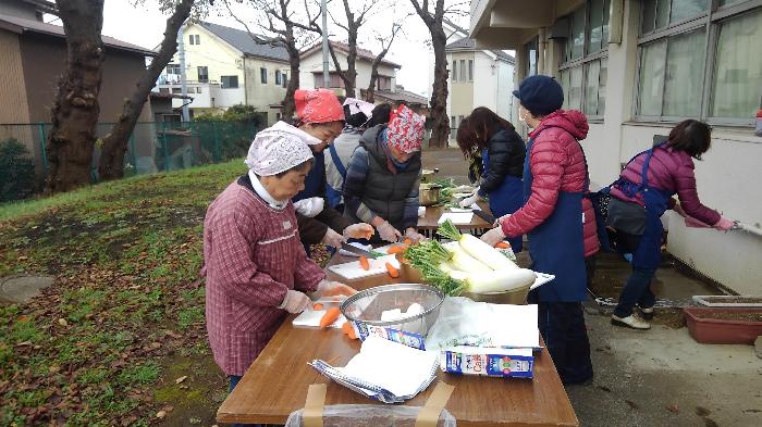 給食班の準備です。