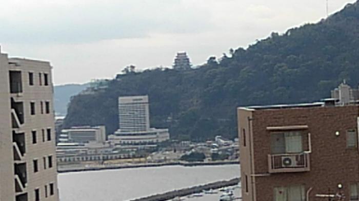 窓から熱海城を望む