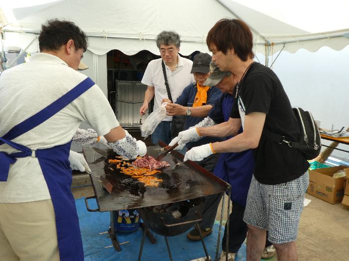 焼きそばは男性が作ります。