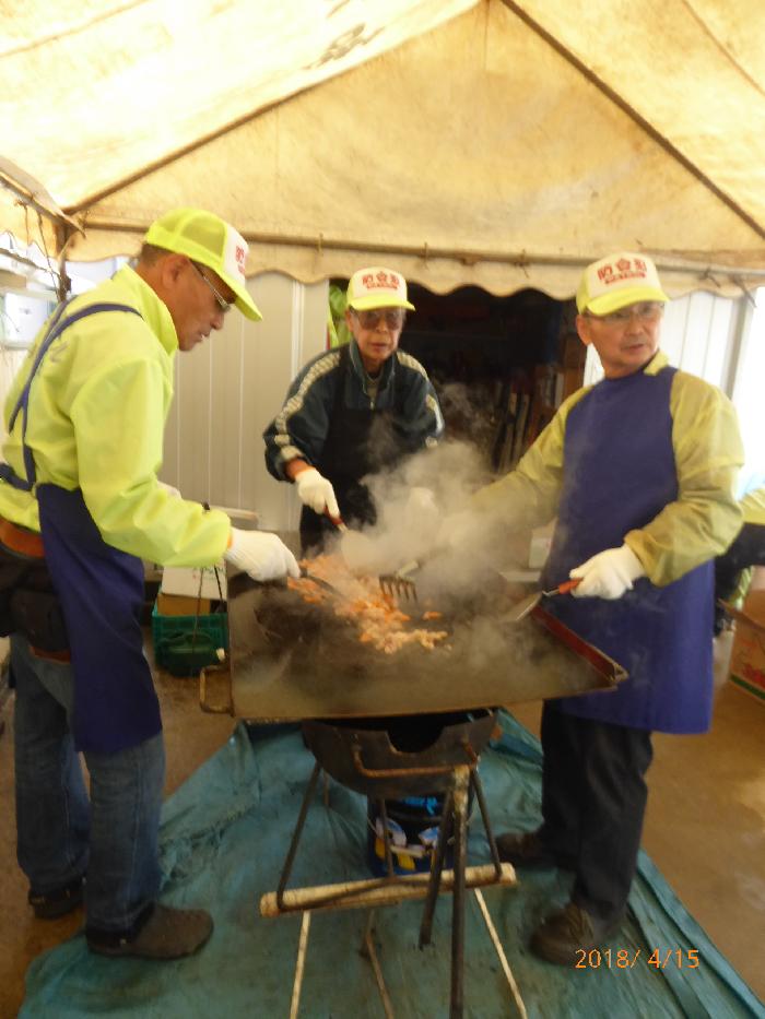 給食訓練の焼きそばを作っています